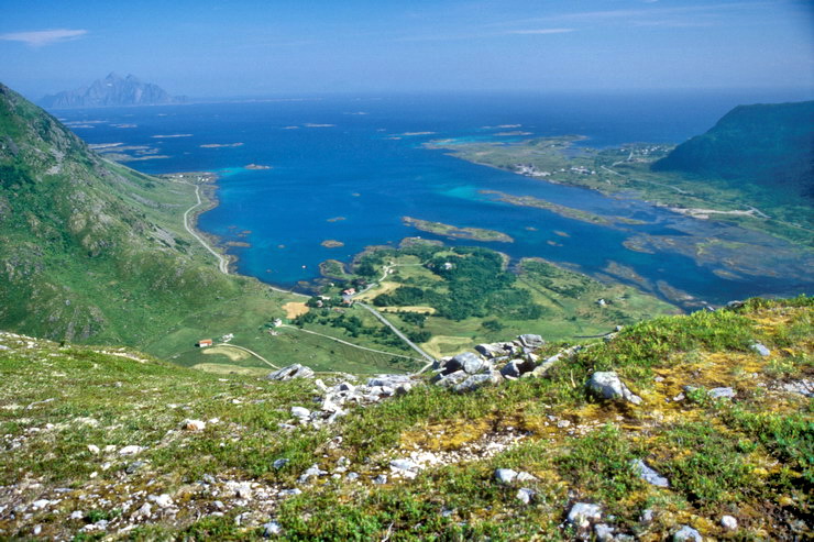 Stamsund - Skifjorden vu du Steindalstinden (464 m) - Au fond, le Vgakallen (943 m) sur l'le d'Austvgy