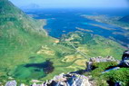 Stamsund - Skifjorden vu du Steindalstinden (464 m) - Au fond, le Vgakallen (943 m) sur l'le d'Austvgy