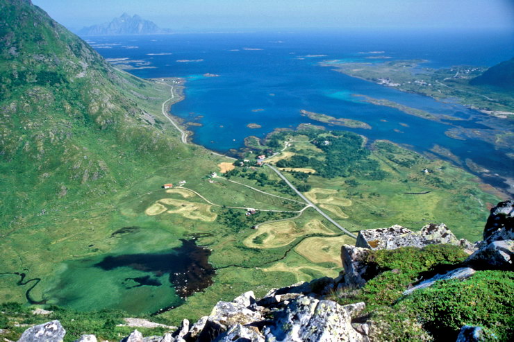 Stamsund - Skifjorden vu du Steindalstinden (464 m) - Au fond, le Vgakallen (943 m) sur l'le d'Austvgy