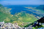 Stamsund - Skifjorden vu du Steindalstinden (464 m) - Au fond, le Vgakallen (943 m) sur l'le d'Austvgy - En contrebas, Justad