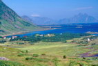 Stamsund - Justad - Skifjorden - Au fond, le Vgakallen (943 m) sur l'le d'Austvgy