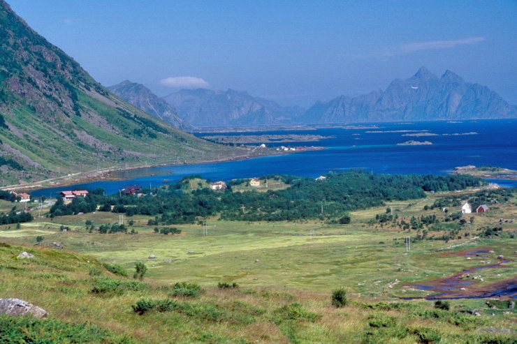 Stamsund - Justad - Skifjorden - Au fond, le Vgakallen (943 m) sur l'le d'Austvgy