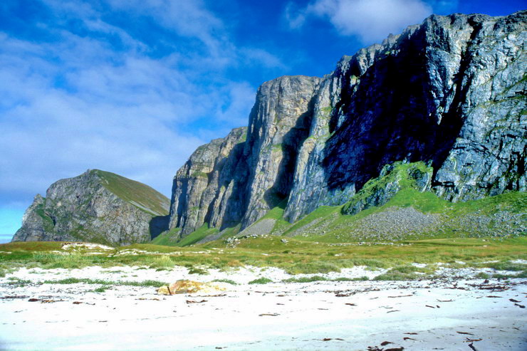 Værøy - Nordlandshagen - Gjerdheia (379 m) - Nordlansnupen (450 m), à l'arrière plan
