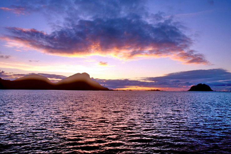 Crpuscule et Soleil de minuit entre Vry et Moskenesy - Sunset and Midnightsun between Vry et Moskenesy - Raftsundet og Midnattsol