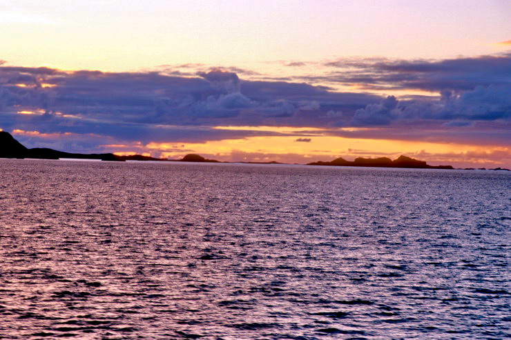 Crpuscule et Soleil de minuit entre Vry et Moskenesy - Sunset and Midnightsun between Vry et Moskenesy - Raftsundet og Midnattsol