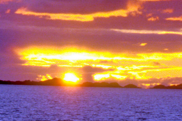 Crpuscule et Soleil de minuit entre Vry et Moskenesy - Sunset and Midnightsun between Vry et Moskenesy - Raftsundet og Midnattsol