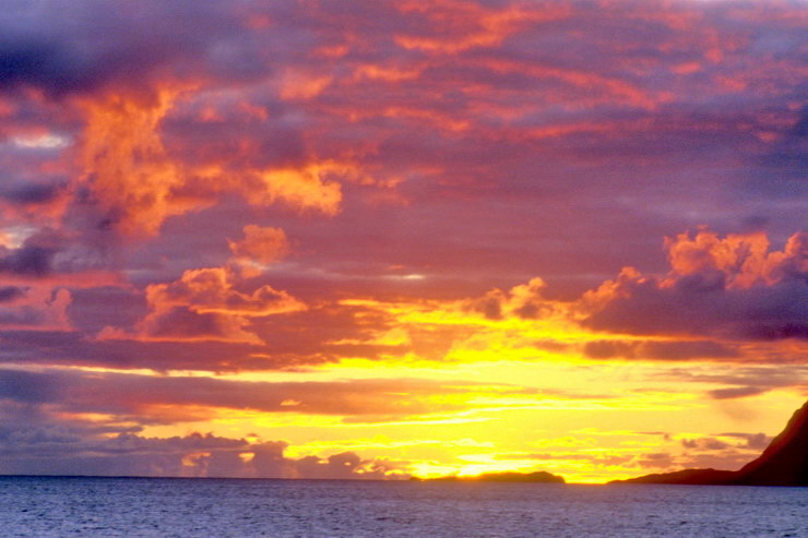 Crpuscule et Soleil de minuit entre Vry et Moskenesy - Sunset and Midnightsun between Vry et Moskenesy - Raftsundet og Midnattsol