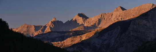 Entraunes - Estenc - Ferme des Louiqs - Lever de soleil sur les Aiguilles de Pelens (2523 m), le Cairas (2681 m), Sommet de la Frma (2747 m)