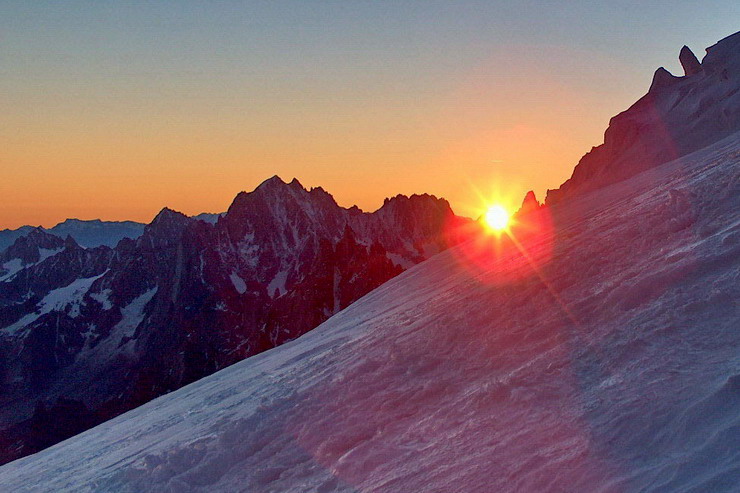 Mont-Blanc - Mont�e au D�me du Go�ter - Lever de soleil � droite de l'Aiguille Verte (4121 m) et des Droites (4000 m)