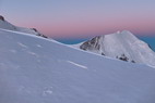 Mont-Blanc - Monte au Dme du Goter - Au fond, l'Aiguille de Bionnassay (4052 m) encore dans l'ombre