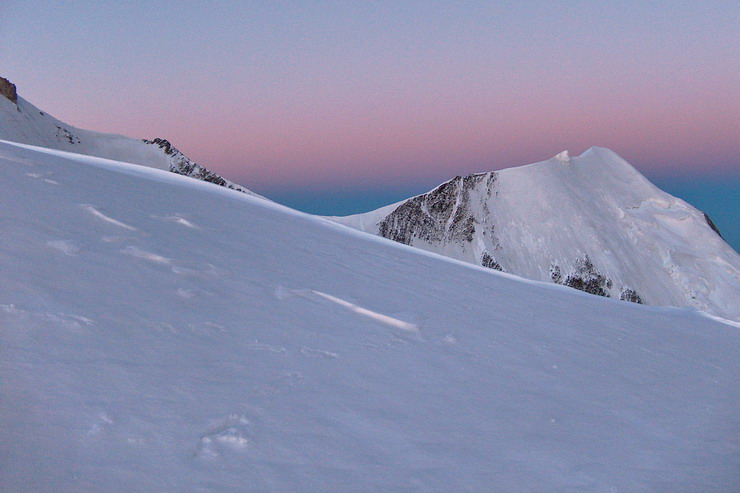 Mont-Blanc - Mont�e au D�me du Go�ter - Au fond, l'Aiguille de Bionnassay (4052 m) encore dans l'ombre