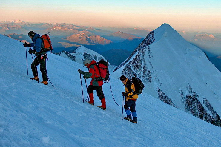 Mont-Blanc - Mont�e au D�me du Go�ter - Au fond, l'Aiguille de Bionnassay (4052 m)