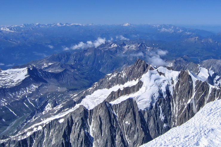 Mont-Blanc - 4808 m !  - Aiguilles de Tr la Tte (3930 m) -  gauche, Montagne de la Seigne (3111m) - Au fond, Massif des crins