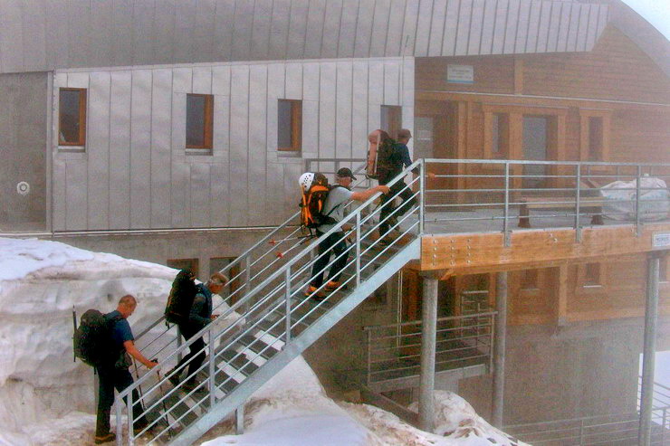 Tte Rousse - Le nouveau refuge dans le brouillard (3170 m)