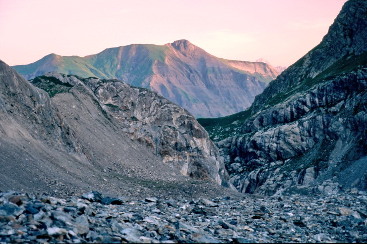 Tr la Tte - Glacier de Tr la Tte au lever du jour - Au fond, le Mont Joly (2525 m)