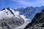 Tr la Tte -  g., Aiguille de la Brangre (3425 m) et Dmes de Miage (3670 m) - Au centre, le Mont Blanc (4808 m) -   d., Aiguilles de Tr la Tte (3930 m) et des Glaciers (3816 m)