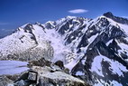 Tr la Tte -  g., Aiguille de la Brangre (3425 m) et Dmes de Miage (3673 m) - Au centre, le Mont Blanc (4808 m) -   d., Aiguilles de Tr la Tte (3930 m) et des Glaciers (3816 m)