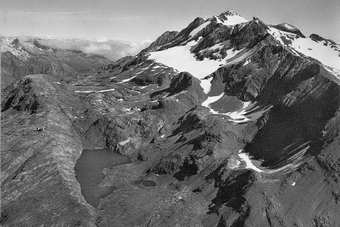 Massif des Grandes Rousses - Plateau des Petites Rousses - Lac Blanc (2525 m) et Lac du Milieu (2679 m)