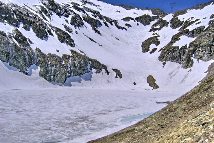 Plan Vianney - Lac de Plan Vianney (2250 m) - Brche du Prier (2491 m) et ... son pylone !