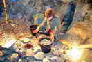 Mines d'argent du Fournel - Expérience d'abattage au feu - Tamisage et calibrage du minerai ramassé
