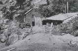 Mines d'argent du Fournel - Entrée de la grande galerie d’écoulement de la mine du Fournel, en activité entre 1905 et 1908 - Sortie des wagonnets vers la Laverie du Bas - Bâtiment du compresseur en bordure du Fournel