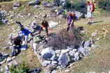 Champcella - Les archologues  l'oeuvre sur les restes d'un abri-cabane