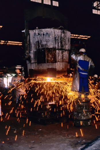 L'Argenti�re-la-Bess�e - Aci�ries et Fonderies de Provence - Usine des AFP - Remplissage des moules