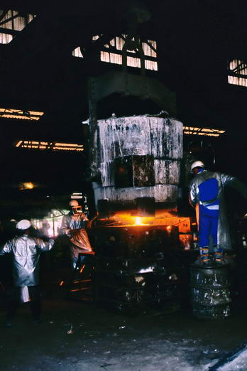 L'Argenti�re-la-Bess�e - Aci�ries et Fonderies de Provence - Usine des AFP - Remplissage des moules