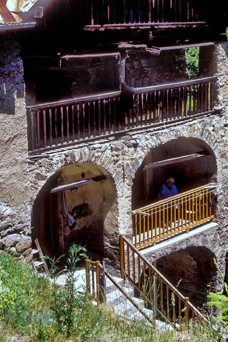 Saint-Martin-de-Queyrières - Queyrières - Maison traditionnelle à balcons à arcades