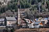 Saint-Martin-de-Queyrières - Le village, l'église et l'incontournable pylône électrique