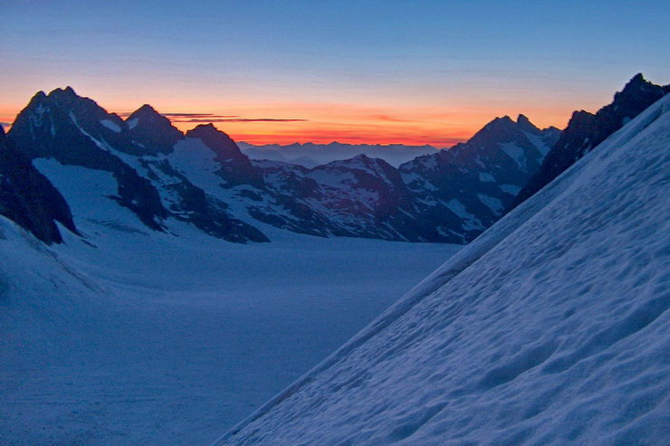 Barre des crins (4102 m) - Lever de soleil sur le bassin du Glacier Blanc