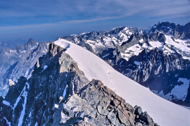 Barre des Écrins (4102 m) - Dôme de Neige des Écrins (4015 m) - Au loin, le Râteau (3809 m) et la Meije (3982 m)