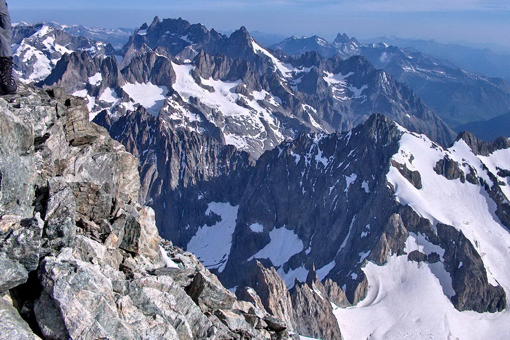 Barre des crins (4102 m) - Col des crins (3367 m) - Au loin, la Meije (3982 m)