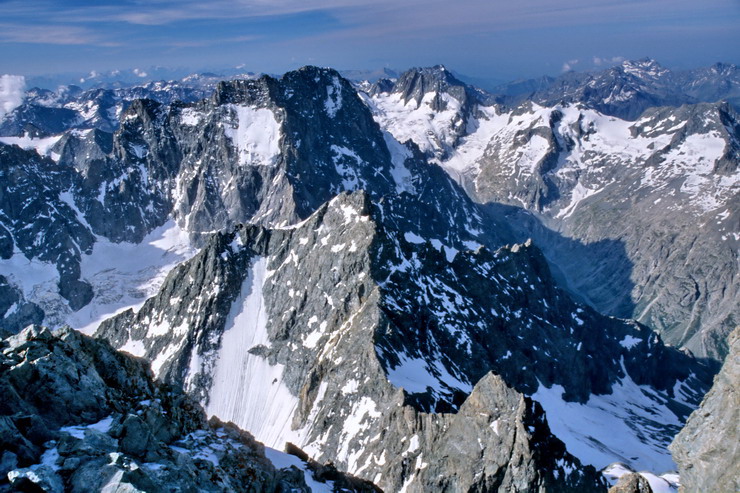 Barre des crins (4102 m) - Panorama du sommet : l'Ailefroide (3954 m) et les Bans (3669 m)