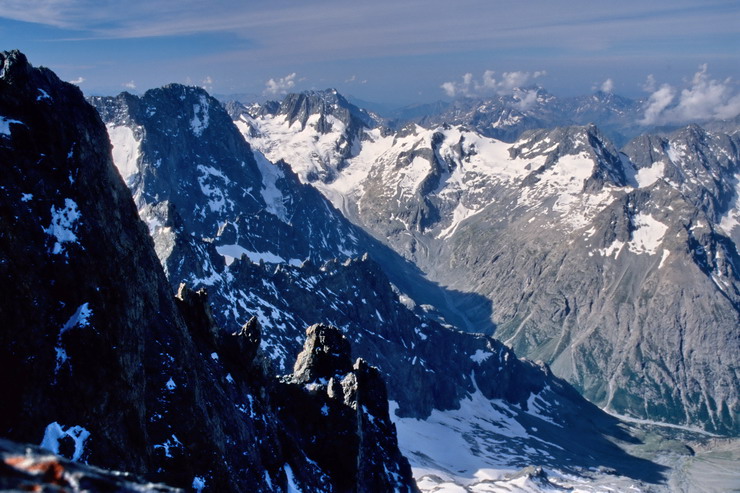 Barre des crins (4102 m) - Panorama du sommet : l'Ailefroide (3954 m), les Bans (3669 m), Pic du Says (3420 m)