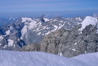 Barre des crins (4102 m) - Arte sommitale de la Barre, Pic Lory (4088 m) - Au loin, les Rouies (3589 m), l'Olan (3558 m)