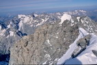 Barre des crins (4102 m) - Arte sommitale de la Barre, Pic Lory (4088 m) - Au loin, les Rouies (3589 m), l'Olan (3558 m)