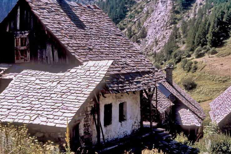Dormillouse - Les Enflous (1680 m) - Maisons traditionnelles