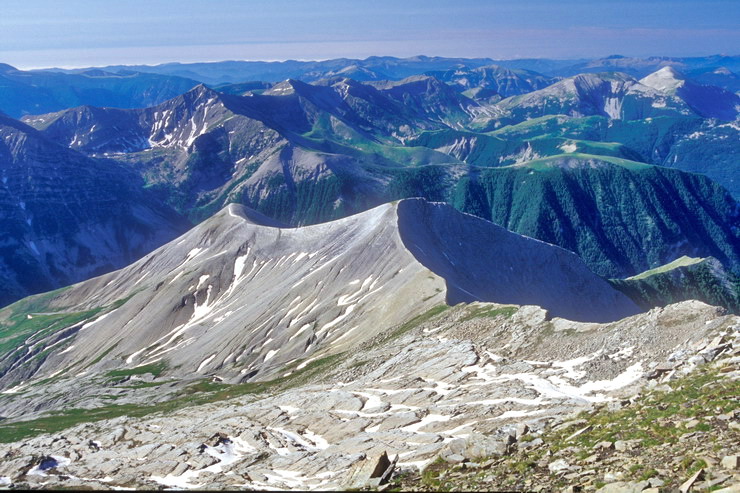 Tte de l'Estrop (2961 m) - Panorama en direction de la Montagne du Cheval Blanc (2323 m)