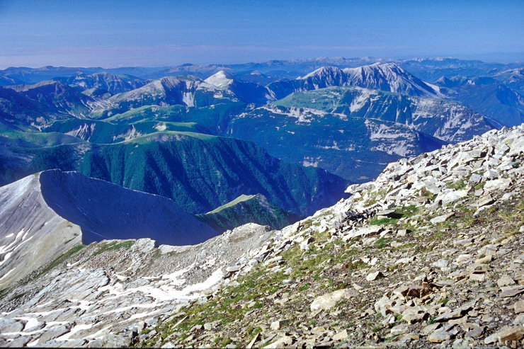 Tte de l'Estrop (2961 m) - Panorama en direction de la Montagne du Cheval Blanc (2323 m)