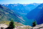 Vallée de Freissinières - la Combe, au fond, le Plan - A l'arrière plan, le Grand Pic de Rochebrune