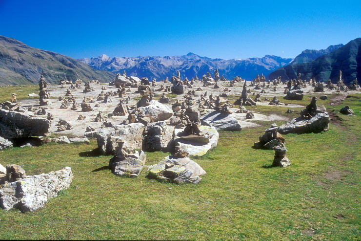 Lac Palluel (2472 m) -Concours de cairns ou Land Art ou chiquier gant, c'est selon ...