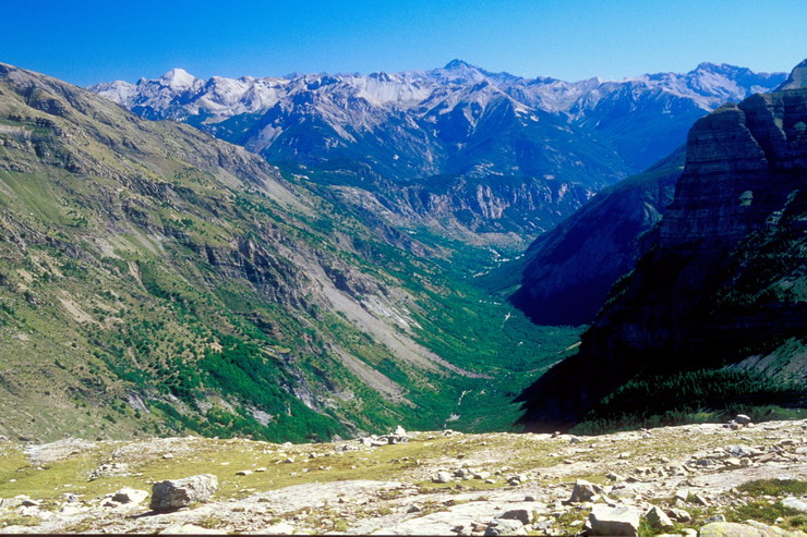 Vallée de Freissinières - la Combe, au fond, le Plan - A l'arrière plan, le Grand Pic de Rochebrune