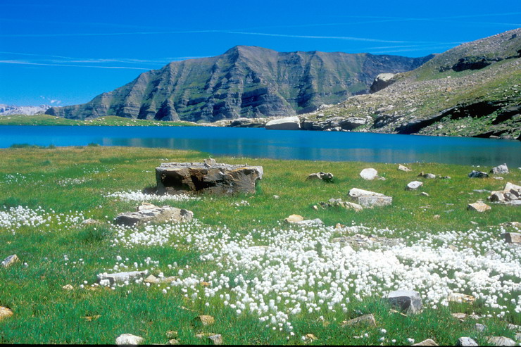 Lac Faravel (2386 m) - Le Piquet et Crte des Uvernaus