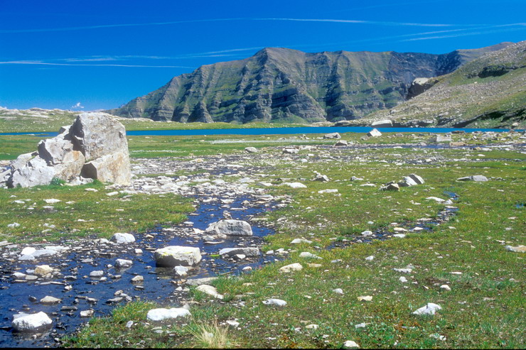 Lac Faravel (2386 m) - Le Piquet et Crte des Uvernaus