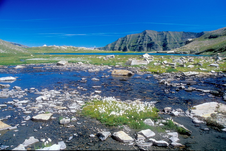 Lac Faravel (2386 m) - Le Piquet et Crte des Uvernaus