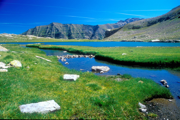 Lac Faravel (2386 m) - Le Piquet et Crte des Uvernaus