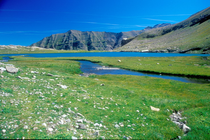 Lac Faravel (2386 m) - Le Piquet et Crte des Uvernaus