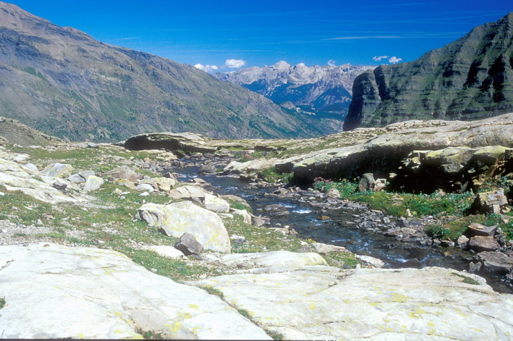 Lac Faravel (2386 m) - Torrent du Pont de Fer, exutoire du lac