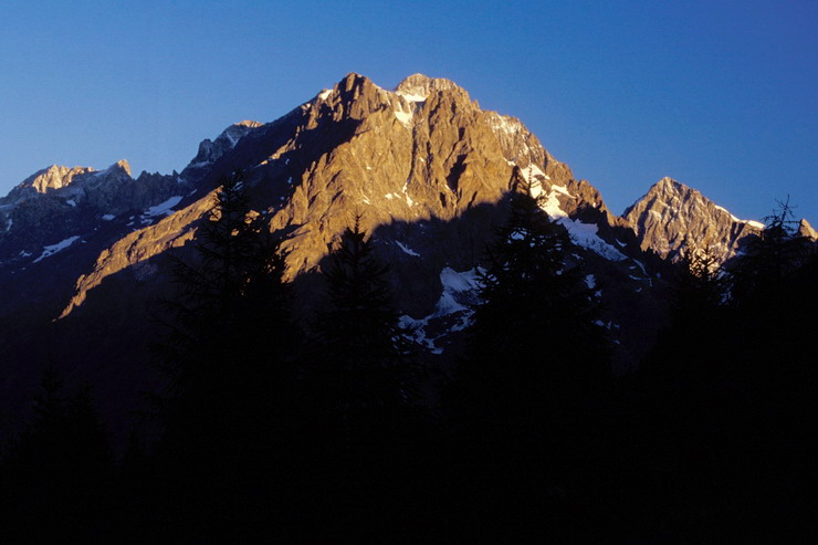 La Condamine - Lever de soleil sur le Mont Pelvoux (3943 m) et la Barre des Ecrins (4102 m),  droite
